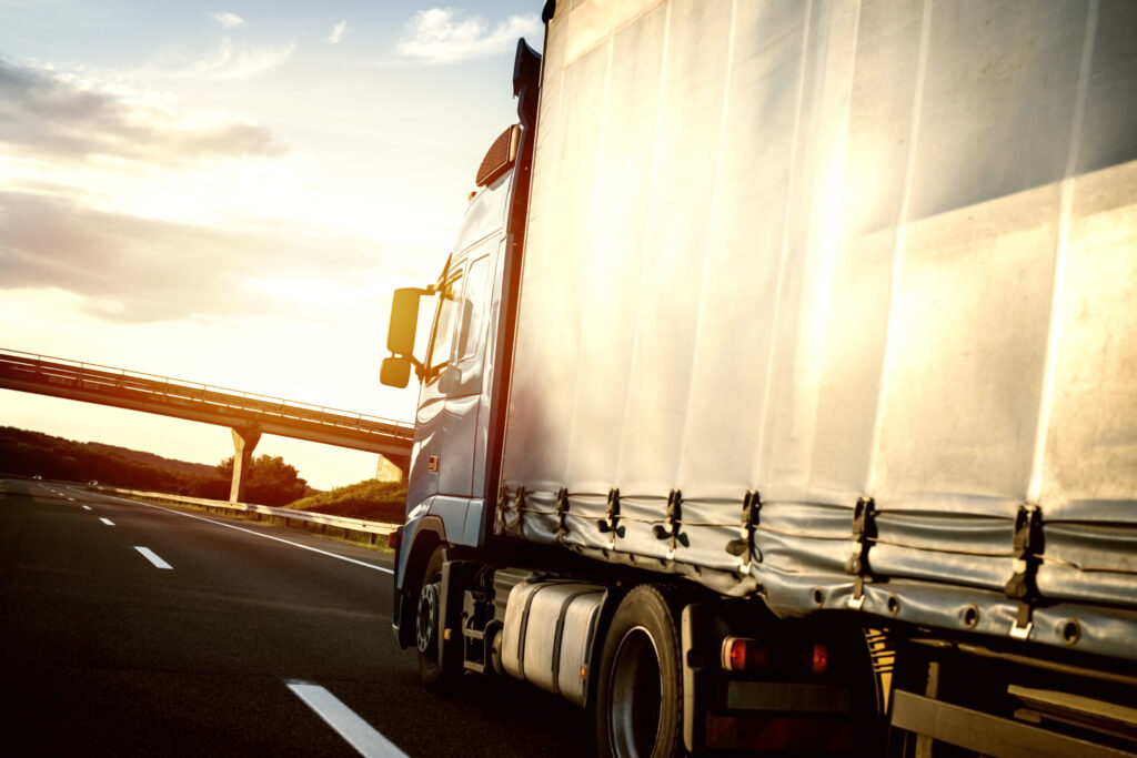 LKW im Sonnenuntergang