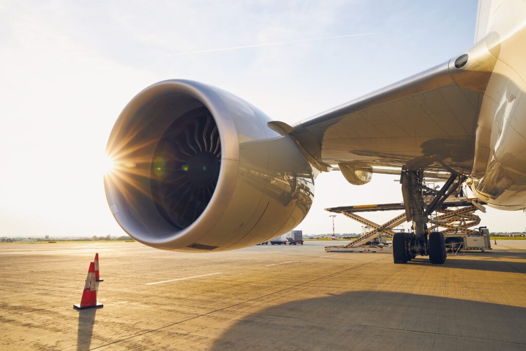 Flugzeugturbine im Sonnenuntergang