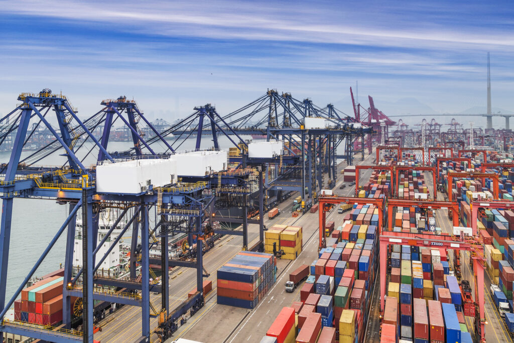 Viele Container stehen am Hafen an den Containerbruecken