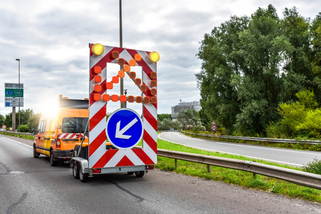 Begleitfahrzeug mit Sicherheitshinweis auf der Autobahn